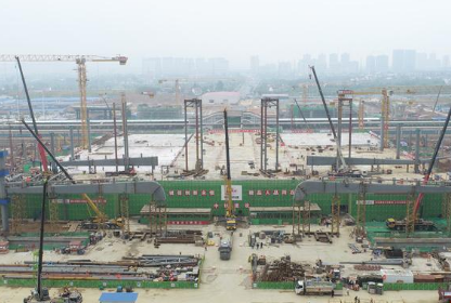 常德高鐵站順利封頂 施工使用鋼板吊鉗